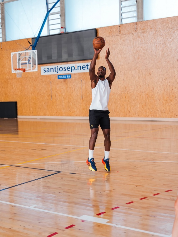 mk体育-巴特勒社媒更新近期动态 一边度假一边训练两不耽误