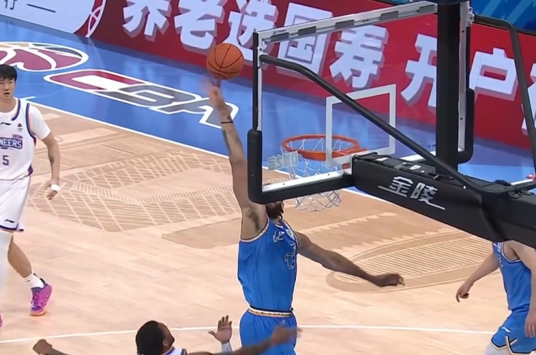 mk体育-跳着探戈扣了~麦基突破转身单臂暴扣后再送飞天大帽 哈姆雷特抱怨